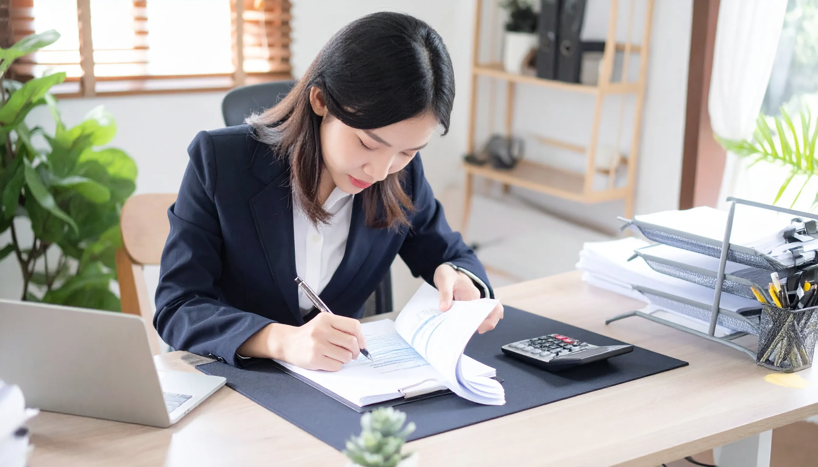 金利決定の三要素(信用情報・財務指標・担保評価)を示したトライアングル図